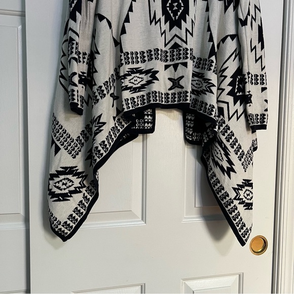 H&M Divided Size M Navy Blue & White Aztec Print Chunky Knit Cardigan Sweater - Picture 6 of 10